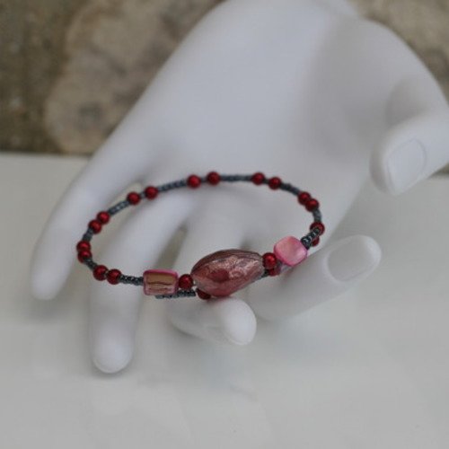 Bracelet s (monté sur fil à mémoire de forme) en perles de verre-semi-précieuses teintées-rose-gris-rouge "modèle lotus"