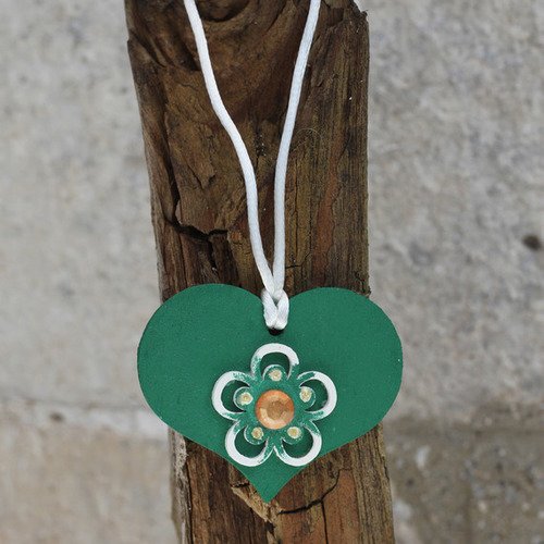 Sautoir pendentif "coeur" pour ado en bois peint aux couleurs verte et blanche décoré main modèle "haut les coeurs"