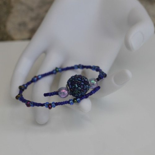 Bracelet s (monté sur fil à mémoire de forme) en perles de verre bleues modèle "sureau"