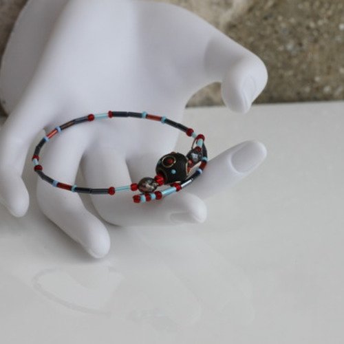 Bracelet s (monté sur fil à mémoire de forme) en perles nacrées-perles de verre aux couleurs noire-bleue-rouge modèle "scaphandre"