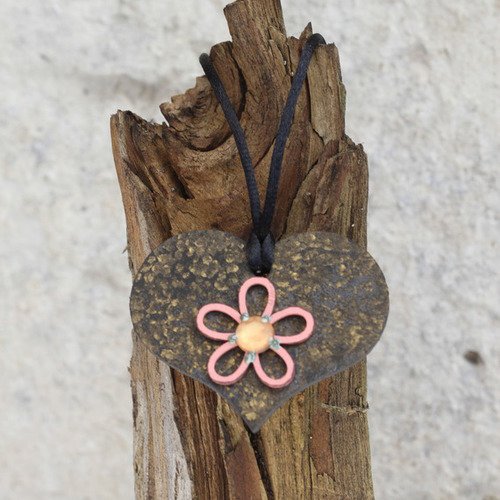 Sautoir pendentif "coeur" pour ado en bois peint aux couleurs noire et rose buvard décoré main modèle "un coeur de pierre""