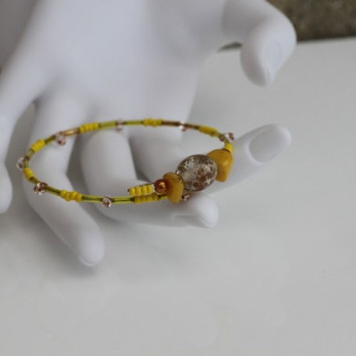 Bracelet s (monté sur fil à mémoire de forme) en perles semi-précieuses teintées-perles de verre jaunes modèle "boule à neige"