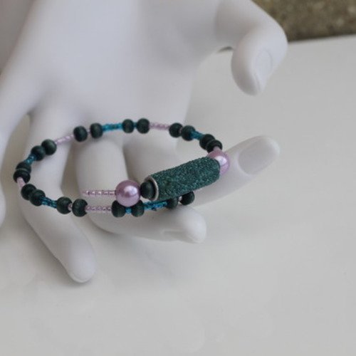 Bracelet s (monté sur fil à mémoire de forme) en perles de bois vertes et perles de verre lilas modèle "mousse"