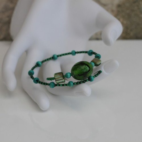 Bracelet s (monté sur fil à mémoire de forme) perles semi-précieuses teintées-bois-perles de verre vertes modèle "rainette"