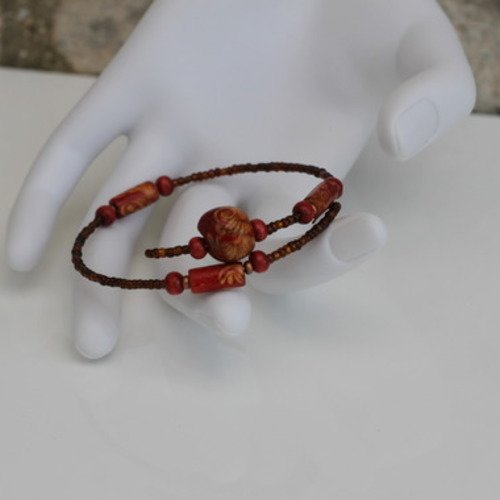 Bracelet s (monté sur fil à mémoire de forme) en perles de bois-perles de verre dans un dégradé de marron modèle "goupil"
