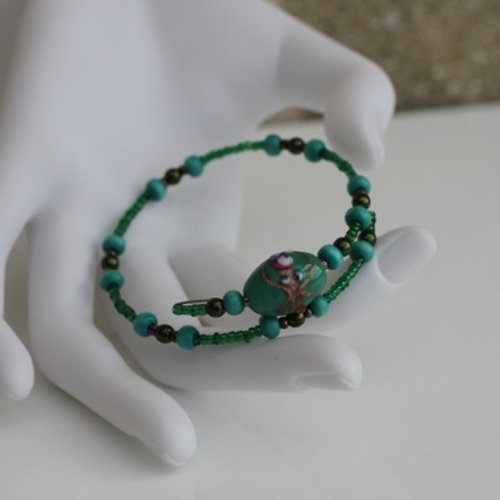 Bracelet s (monté sur fil à mémoire de forme) en perles de verre-perles de bois en dégradé de vert modèle "emeraude"