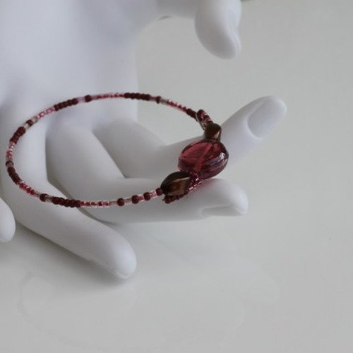 Bracelet s (monté sur fil à mémoire de forme) en perles de verre rouges modèle "cassis"