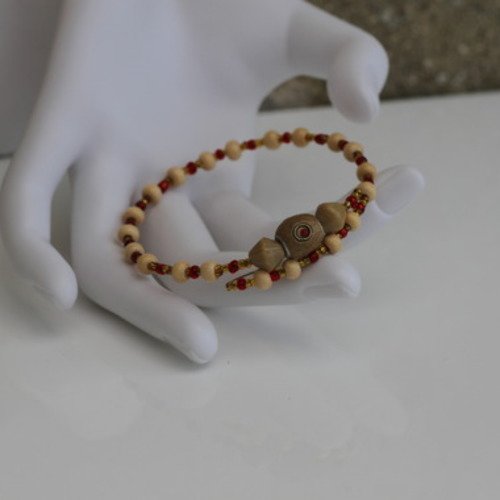 Bracelet s (monté sur fil à mémoire de forme) en perles de verre-perles de bois aux couleurs beige-dorée et rouge modèle "millet"
