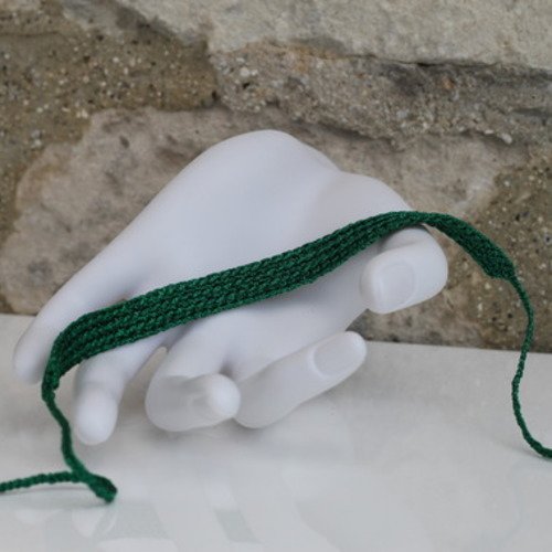 Bracelet brésilien en fil dmc brillant "vert" crocheté main modèle "osasco"