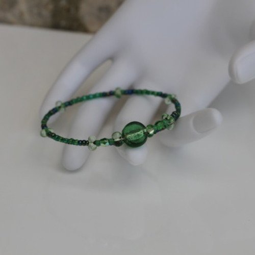 Bracelet s(monté sur fil à mémoire de forme)en cristal de bohème-perles de verre vert modèle "sylvestre"