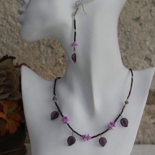 Parure collier pendentifs et boucles d'oreilles dans un dégradé de violet en perles de verre-perles acryliques modèle "tourbillon"
