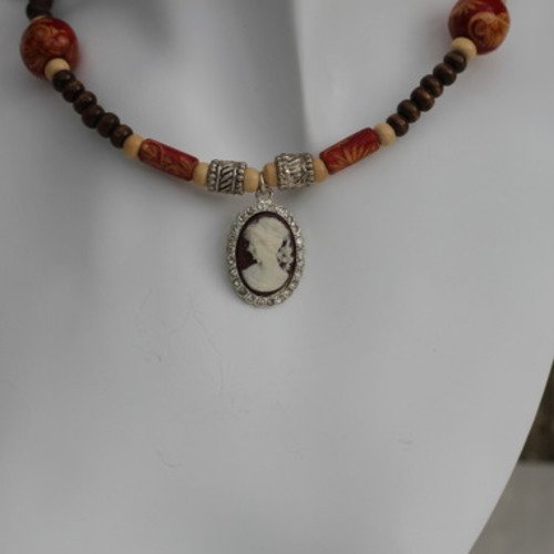 Collier pendentif camée srass et perles de bois dans un camaïeu de marron et beige modèle "charme d'antan"
