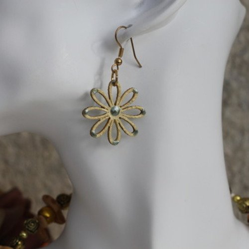 Parure ras-du-cou et boucles d'oreilles en perles de métal-bois aux couleurs bronze et or modèle "a fleurs de peau"