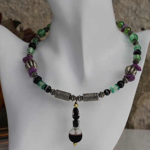 Ras-du-cou pendentif verre-perles semi précieuses teintées-perles métal aux couleurs mauve-verte et noire modèle "sablier"