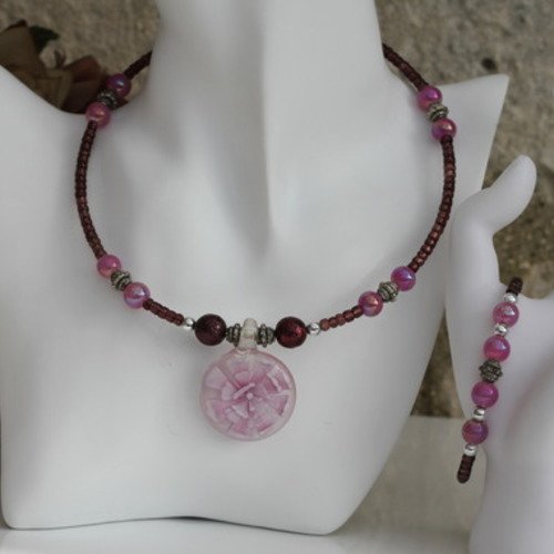 Parure ras-du-cou pendentif verre-bracelet-perles de verre-métal dans un dégradé de roses modèle "rose de noël"
