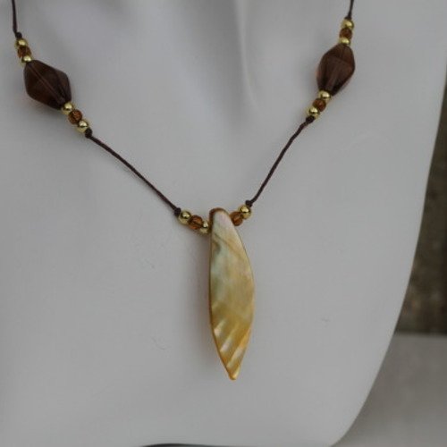 Sautoir pendentif nacre et perles de verre aux couleurs jaune et ambre modèle "peau de pêche"