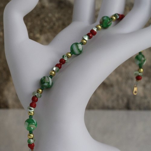 Parure collier et bracelet en nacre-résine incrustée de nacre-verre aux couleurs verte-blanche et rouge modèle "buone feste"