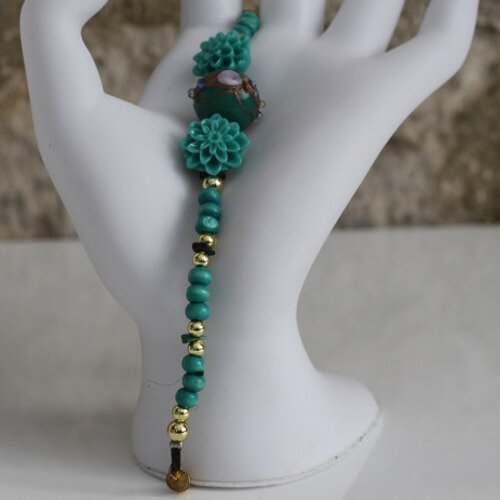 Parure bracelet et boucles d'oreilles en malachite-perles de bois-verre et résine verte modèle "dahlia"