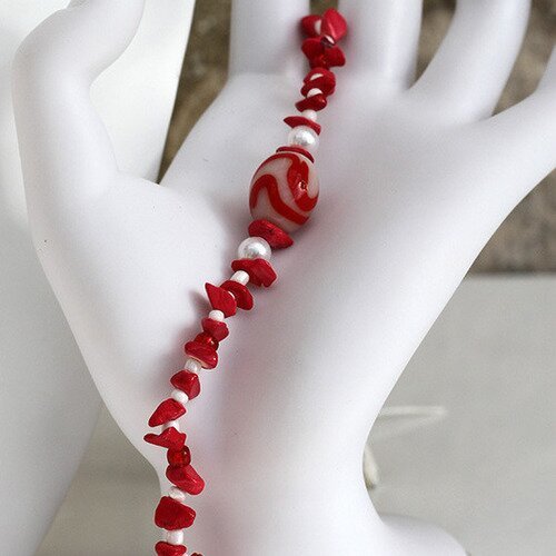 Parure bracelet et boucles d'oreilles en perles semi-précieuses teintées-perles de verre corail et blanche modèle "anémone"