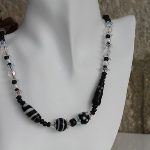 Parure collier et boucles d'oreilles verre-perles noix de coco-acrylique noire-blanche-transparente modèle "ying et yang"