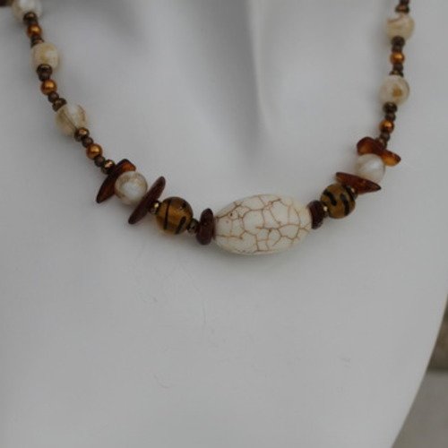 Collier ambre et perles de résine incrustées de nacre aux couleurs beige et marron modèle "cocon"