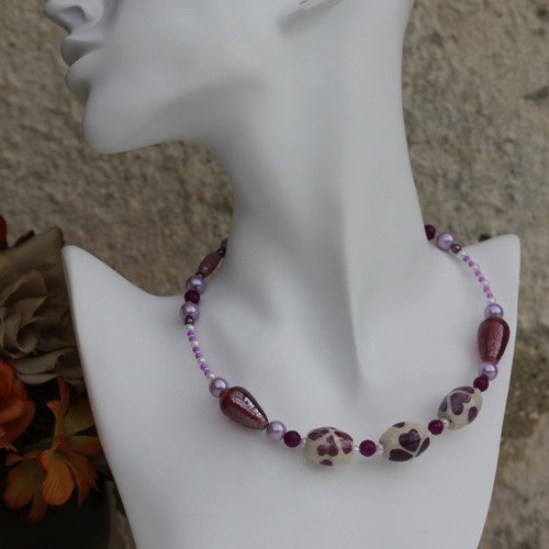Ras-du-cou en céramique-perles de verre mauve-lilas-nacré modèle "cyclamen"