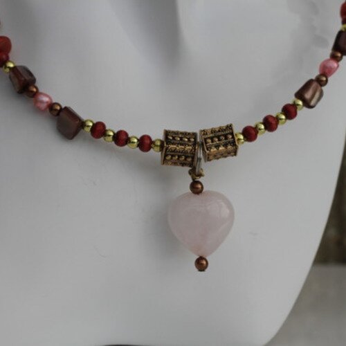Parure ras-du-cou pendentif-bracelet-verre-perles d'eau douce-nacre-bois rouille-rose-marron glacé modèle "coup de coeur"