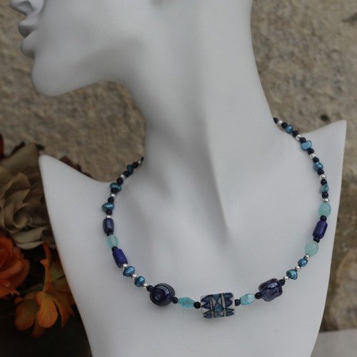 Ras-du-cou céramique-perles nacrées-verre bleu modèle "pervenche"