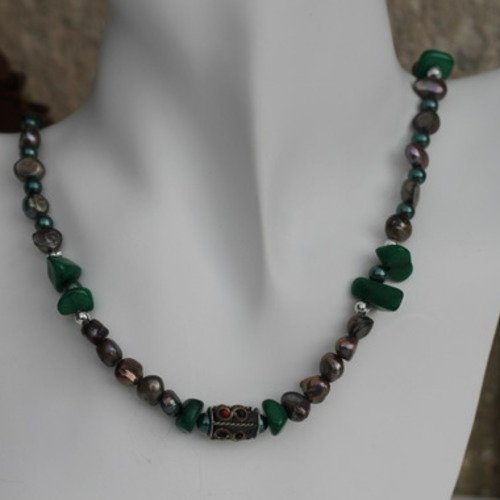 Collier perles nacrées et perles semi-précieuses teintées gris-vert modèle "acier"