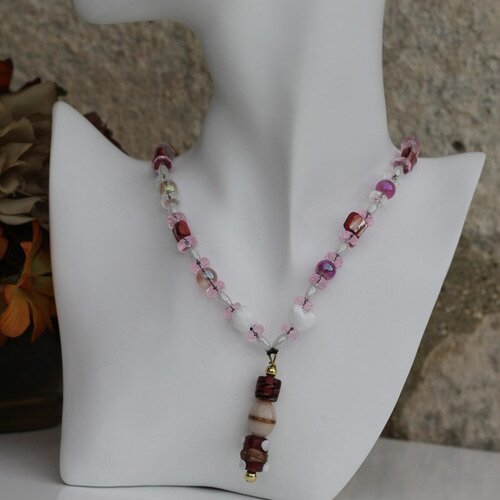 Collier pendentif verre-perles de nacre-acrylique en dégradé de rose et blanc modèle "tendresse"