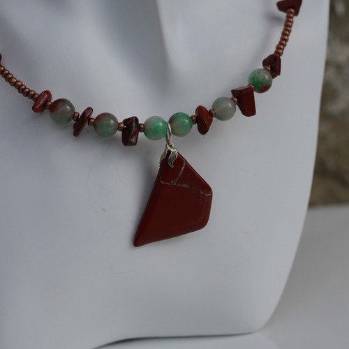 Ras-du-cou pendentif jaspe rouge-agate-perles de verre brique-vert modèle "jurassic"