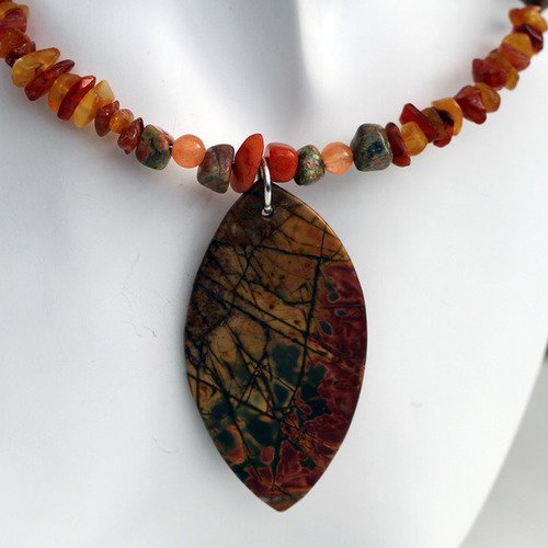 Ras-du-cou pendentif jaspe-ambre-cornaline-unakite-eau douce dans les tons orangés et kakis modèle "préhistoire"