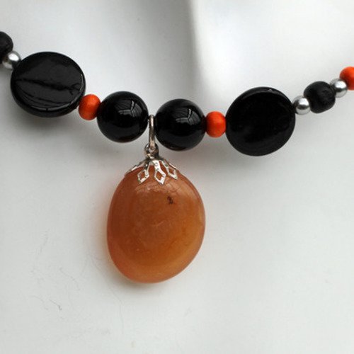 Ras-du-cou pendentif cornaline-onyx-bois orange et noir modèle "abricot"