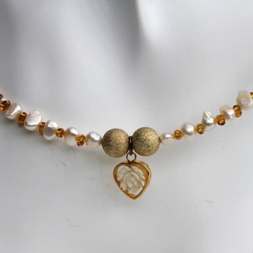 Ras-du-cou pendentif ivoire aggloméré-perles de culture-perles de verre ivoire et or modèle "a fleur de coeur"