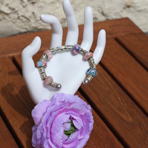 Bracelet ouvert en perles de verre faites main roses et bleues modèle "tapis de fleurs"
