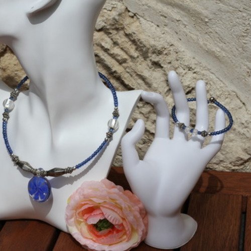 Parure ras-du-cou pendentif-bracelet en perles de verre et métal bleu et transparent modèle "bleuet"
