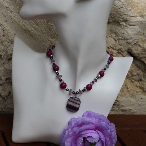 Collier pendentif fluorine et graine dans un dégradé de violet modèle "bayadère"