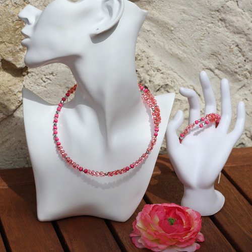 Parure ras-du-cou et bracelet à mémoire de forme en perles de verre-bois-métal rose modèle "nymphe"
