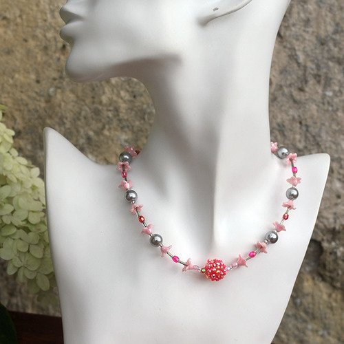 Collier ado perles de rocaille-acrylique rose et argenté modèle "age tendre""