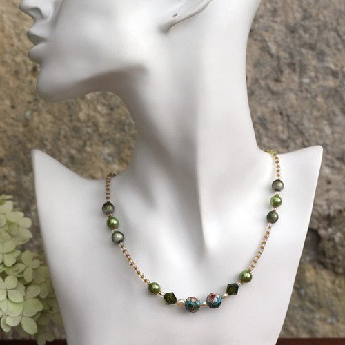 Collier ado perles de culture-perles cloisonnées-rocaille vert et or modèle "caresse"