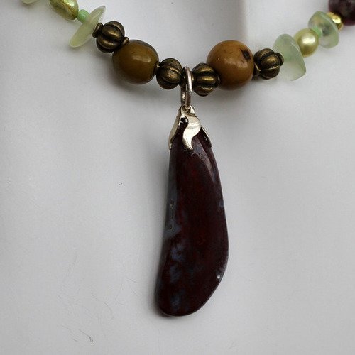 Parure collier pendentif-bracelet opale-jade-péridot-agate-graine violine et verte modèle "aubergine"