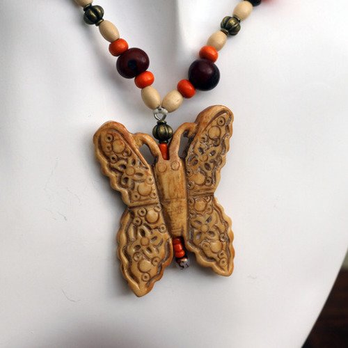 Collier pendentif os-bois-graine aux couleurs ivoire-marron et orange modèle "butterfly"