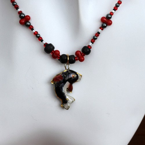 Collier pendentif emaux-corail-hématite-verre rouge-noir-blanc modèle "prince de la mer"
