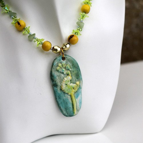 Collier pendentif céramique-jade-graine vert et jaune modèle "aigrette"