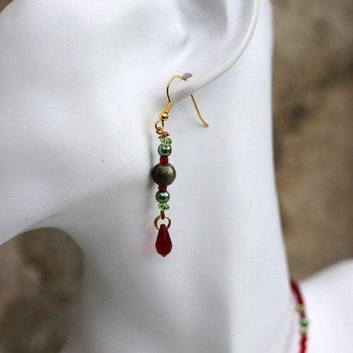Parure collier pendentif-boucles d'oreilles swarovski-perles de rocaille-perles de verre rouge et verte modèle "lutin de noël"