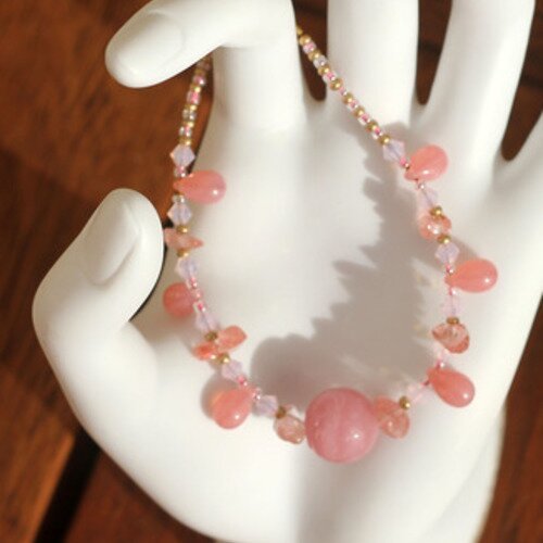 Bracelet verre-verre de bohème-quartz cerise-swarovski blanc opaque et rose modèle "lait fraise"