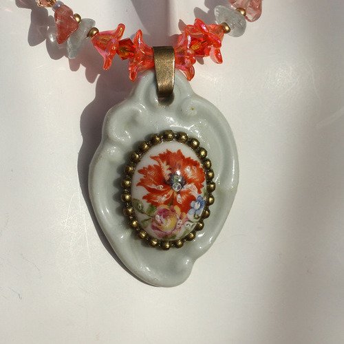 Collier pendentif porcelaine de limoges-quartz rose-aigue marine-swarovski orange-vert bleuté-rose modèle "côté jardin"