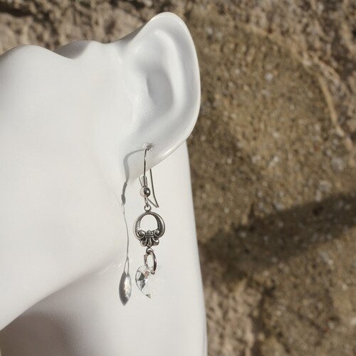 Boucles d'oreilles métal argenté-swarovski transparent modèle "coeur à prendre"