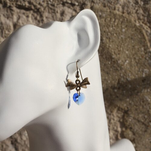 Boucles d'oreilles métal bronze-swarovski bleu modèle "enlacement"