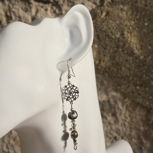 Boucles d'oreilles métal argenté-eau douce-swarovski gris modèle "rosace"